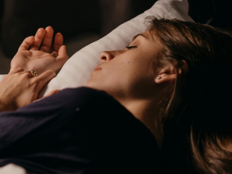 Γιατί ξυπνάς στις 3 το πρωί; 10 λόγοι που το σώμα σου "χτυπάει" καμπανάκι