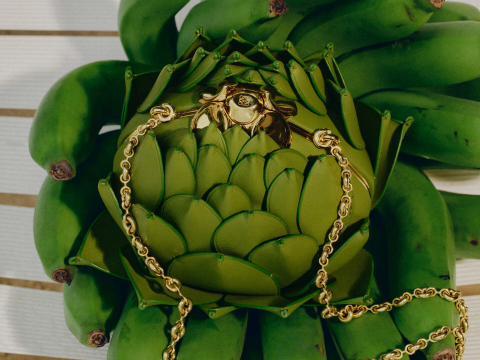 Θα κρατούσες μια τσάντα σε σχήμα αγκινάρας αξίας 5.000 ευρώ; Ο οίκος Loewe υμνεί το καλοκαίρι με ένα item που θα γίνει viral