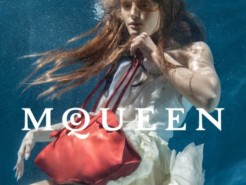 Για τη νέα του καμπάνια του ο McQueen βούτηξε σε καταγάλανα νερά και το αποτέλεσμα μοιάζει με απόκοσμο υδάτινο τοπίο