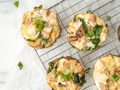 Αλμυρά muffins με σολομό και φέτα στο air fryer – εύκολη συνταγή σε 15 λεπτά