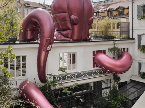 Moncler: Ο οίκος έφερε στην καρδιά του Μιλάνου ένα τεράστιο... χταπόδι και με απλό τρόπο έδωσε τον ορισμό του Puffy Summer