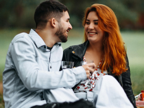 Η επιστροφή των old school ραντεβού: γιατί κουραστήκαμε από τα apps