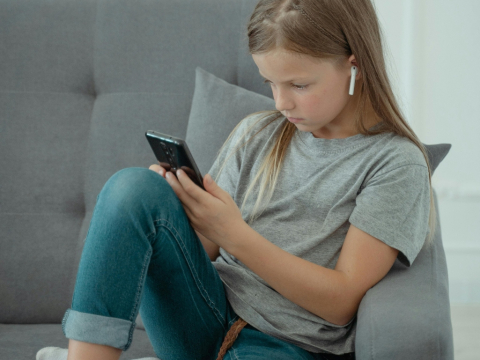 Μπορείς να εξασφαλίσεις ότι το παιδί σου δεν θα κολλήσει στις οθόνες, αν κάνεις αυτό, πριν γίνει τριών