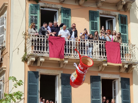 Πάσχα στην Ελλάδα: Τα κορυφαία έθιμα από κάθε γωνιά της χώρας