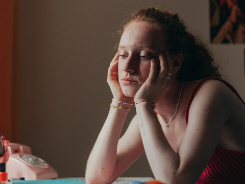 Πώς η οικονομική ανασφάλεια διαμορφώνει την ψυχολογία της Gen Z