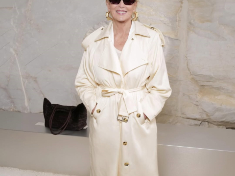 Η Σάρον Στόουν με το πανωφόρι που μπορείς να φορέσεις τη μεταβατική περίοδο - Πώς να αντιγράψεις το look