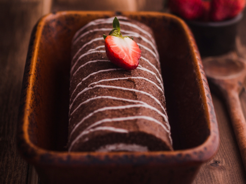 Αν έχεις αυτά τα 4 υλικά, μπορείς να φτιάξεις τον πιο νόστιμο κορμό σοκολάτας