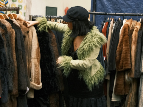 Online thrifting: Πώς να πουλήσεις σωστά τα ρούχα σου