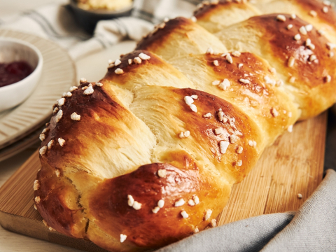 Αφράτο τσουρέκι σαν του φούρνου: Η τέλεια συνταγή για να το φτιάξεις σπίτι