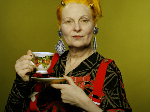 Μια νέα έκθεση για τη Βίβιαν Γουέστγουντ παρουσιάζει την εμβληματική σχεδιάστρια μέσα από τα μάτια φανατικού θαυμαστή της