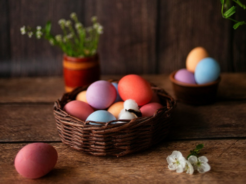 Βάψτε τα πασχαλινά αυγά με υλικά που έχετε ήδη στην κουζίνα – το αποτέλεσμα θα σας εκπλήξει