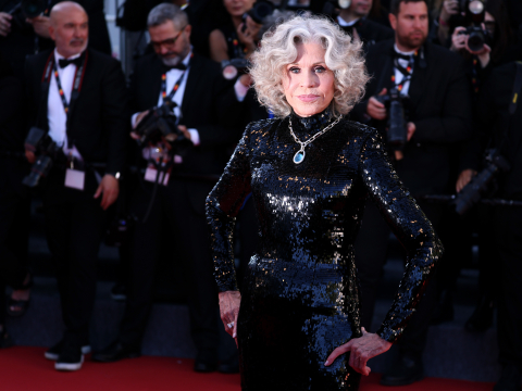 Για πάντα icon: Η Τζέιν Φόντα στα 88 της με λαμπερή Gucci δημιουργία στο κόκκινο χαλί των Καννών