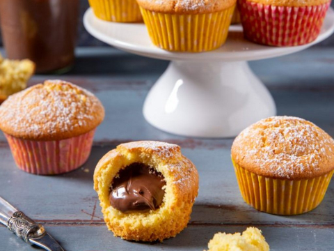 Τα πιο αφράτα muffins με κρυμμένη σοκολατένια έκπληξη