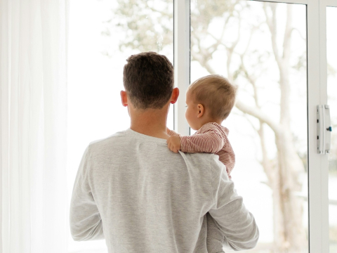 Dad brain: Μπορεί η πατρότητα να αλλάξει το ανδρικό μυαλό;