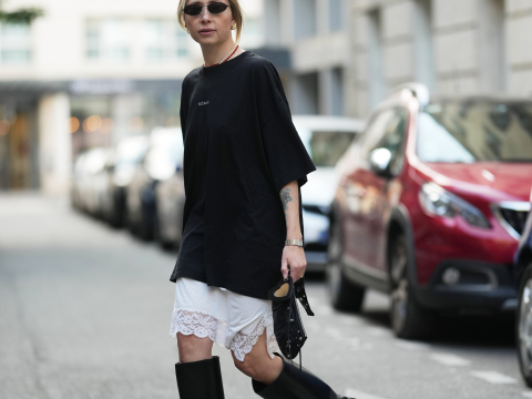 1 μαύρο t-shirt, 7 διαφορετικά looks – Πώς με ένα basic θα δημιουργήσειες αμέτρητους συνδυασμούς 