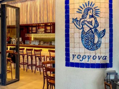 Στην πιο hip γειτονιά της Αθήνας στο Παγκράτι, ένα λαϊκό μαγαζί μαγεύει με μεζέδες και Μητροπάνο
