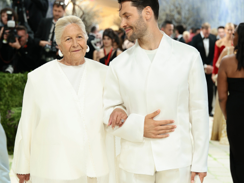 Ο Σιμόν Πορτ Ζακεμούς πήγε στο Met Gala με τη γιαγιά του και έχουμε την πιο cute στιγμή της βραδιάς