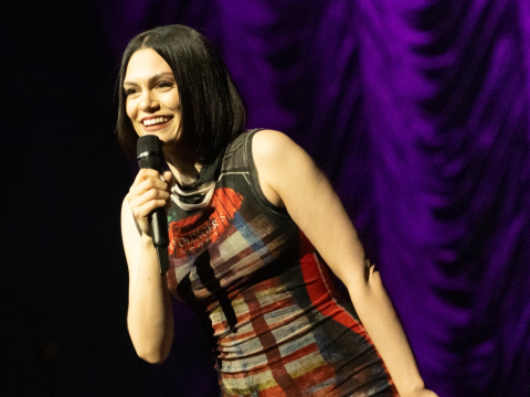Το ηχηρό μήνυμα της Jessie J έναν χρόνο μετά τη μαστεκτομή: “Ελέγξτε το στήθος και τις μασχάλες σας”