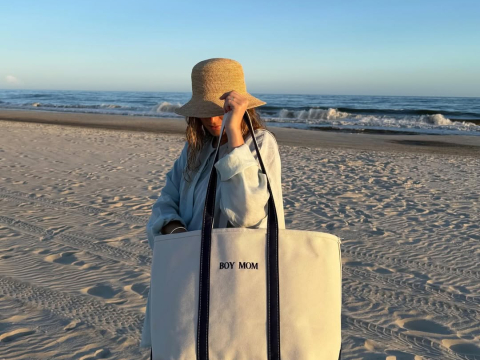 Boat Bag: Η τσάντα των ’90s επιστρέφει και γίνεται το απόλυτο αξεσουάρ της σεζόν