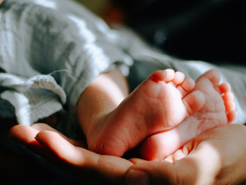 Δημογραφικό: Baby bonus από δήμους της χώρας - Μόλις 65.594 γεννήσεις στην Ελλάδα το 2025