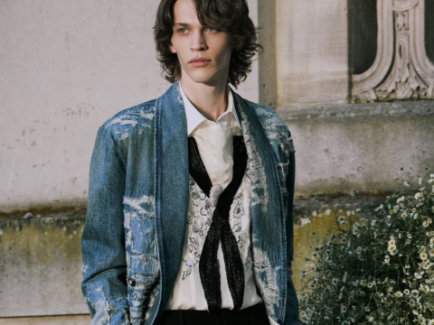 Dior Men's SS 2027: Ο Τζόναθαν Άντερσον «πάντρεψε» την αριστοκρατική παράδοση και τη σύγχρονη rave κουλτούρα