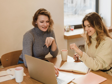 Η Gen Z κερδίζει περισσότερα χρήματα συγκριτικά με τους millennials στην ίδια ηλικία, σύμφωνα με νέα μελέτη