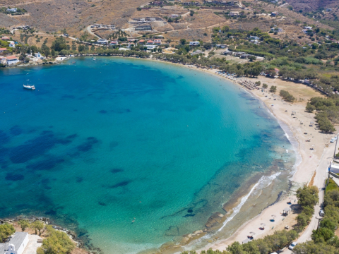 10 παραλίες ιδανικές για οικογένειες σε 10 νησιά των Κυκλάδων