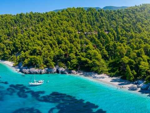 Απόδραση για δύο: 5 ελληνικά νησιά για ρομαντικές διακοπές με το ταίρι σου 