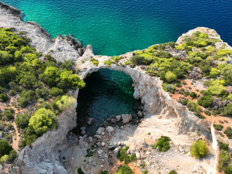 Το «Γαλάζιο Παράθυρο» στον Κορινθιακό που λίγοι γνωρίζουν