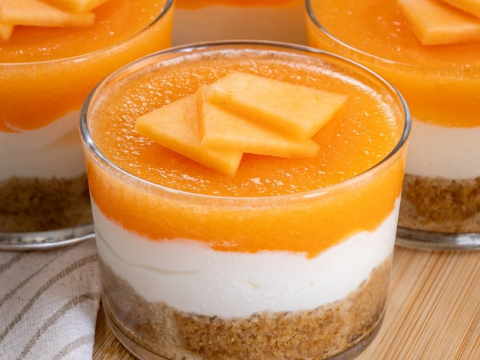 Mini cheesecake με πεπόνι: Το δροσερό καλοκαιρινό γλυκό χωρίς ψήσιμο που θα λατρέψεις