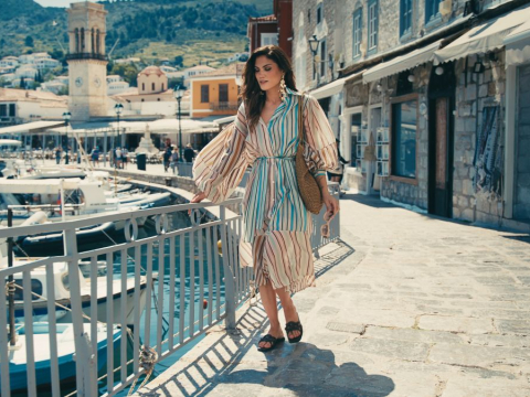 Η Μαίρη Συνατσάκη παρουσιάζει τη νέα συλλογή #MairibooForEnvie με την καμπάνια ‘Almyra’, μια νοσταλγική ωδή στο ελληνικό καλοκαίρι.