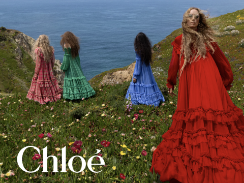 Chloé Winter 2026: Η νέα καμπάνια μοιάζει με ζωντανό πίνακα ζωγραφικής και εξυμνεί τη γυναικεία δύναμη