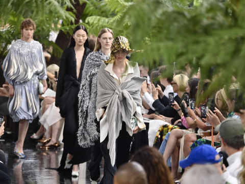  Dior Haute Couture 2026: Ο Τζόναθαν Άντερσον παρουσίασε μία συλλογή – ύμνο στην τέχνη, σαν να βγήκε από παραμύθι