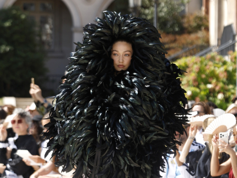 Ο Πιέρ Πάολο Πιτσιόλι παρουσίασε την πρώτη couture συλλογή του για τον οίκο Balenciaga και οι εικόνες μιλούν από μόνες τους