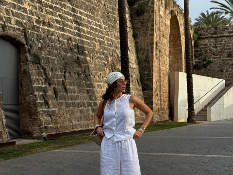 Με τι να φορέσεις το λευκό λινό παντελόνι – 5 looks για το πρωί στο γραφείο και την έξοδο στην πόλη