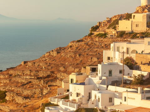 Ρωτήσαμε το ChatGPT ποιο είναι το πιο φθηνό νησί των Κυκλάδων για διακοπές τον Αύγουστο. Και όχι, δεν είπε τη Δήλο 