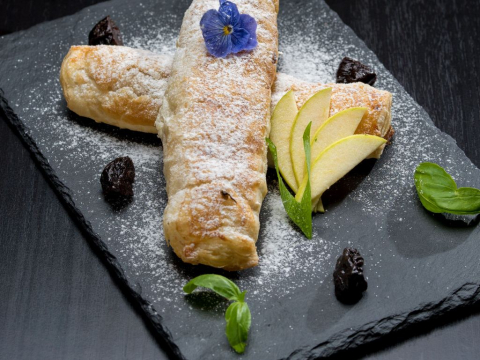 Αυτό το vegan στρούντελ με δαμάσκηνα είναι τραγανό, ζουμερό και πεντανόστιμο