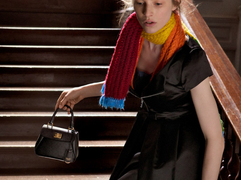 Η νέα καμπάνια της Prada μετατρέπει την καθημερινότητα σε μια κινηματογραφική αφήγηση
