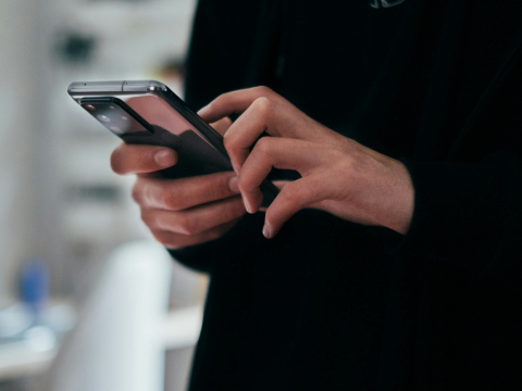 Τα smartphones αλλάζουν το σώμα μας, και ναι, δεν το καταλαβαίνουμε