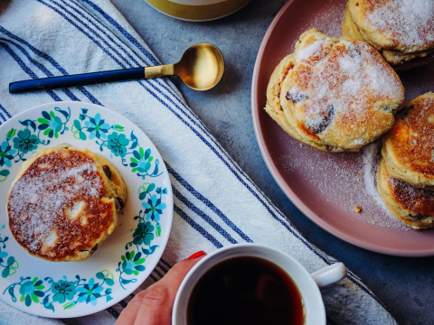 Welsh Cakes: Τα παραδοσιακά ουαλικά γλυκάκια που ψήνονται στο τηγάνι