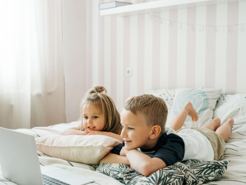 Πόσο screen time είναι πολύ για τα παιδιά; Έρευνα μαρτυρά τις 2 κρισιμότερες ηλικίες 
