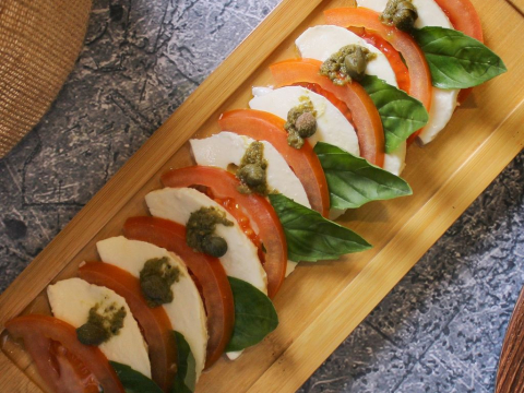 5 μυστικά για την τέλεια σαλάτα Caprese όπως την κάνουν στην Ιταλία