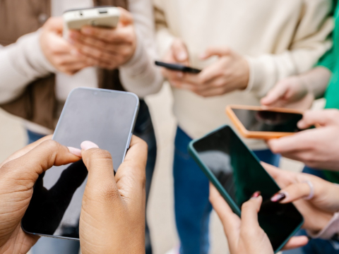 Κάτω των 16 και social media; Η Νέα Ζηλανδία θέλει να βάλει τέλος