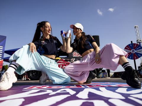 Red Bull Dance Your Style: Οι 16 καλύτεροι street dancers στην Ελλάδα σε εκρηκτικά 1v1 battles - εσύ αποφασίζεις τον νικητή
