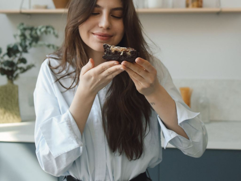 Σοκολάτα και περίοδος: Τελικά βοηθά ή όχι στα συμπτώματα;