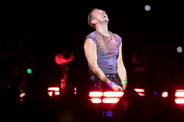 Coldplay: Αυτό που έκανε συνέχεια ο Chris Martin ανάμεσα στα τραγούδια (vid)
