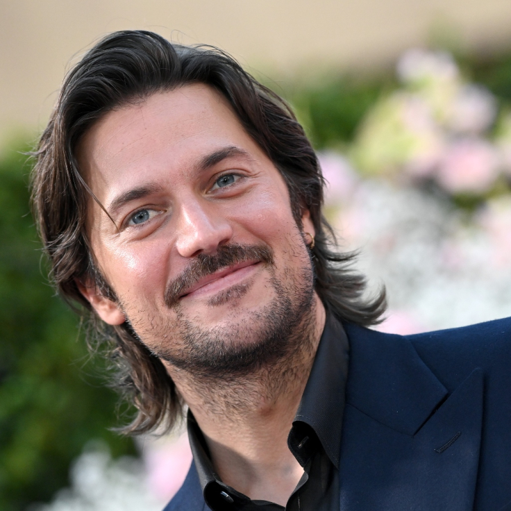 A Murder Uncorked: Όσα ξέρουμε για τη νέα rom-com μυστηρίου με Λούκας Μπράβο και Έμμα Ρόμπερτς