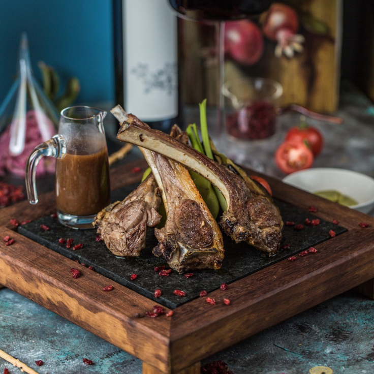 Τα αρνίσια παϊδάκια που τρως με τα χέρια είναι το απόλυτο πιάτο της Τσικνοπέμπτης