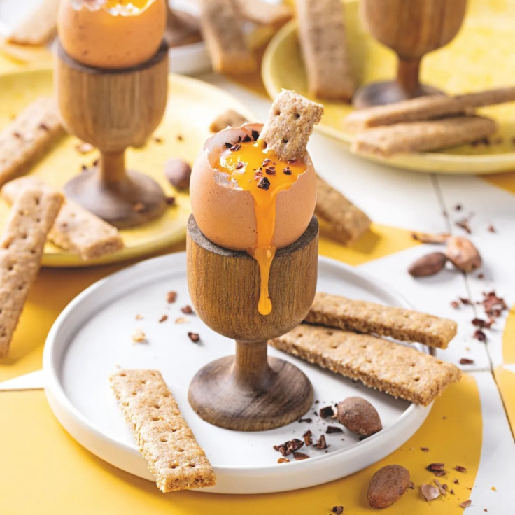 Αυγά βραστά με κόκκους κακάο και γλυκά μπισκότα