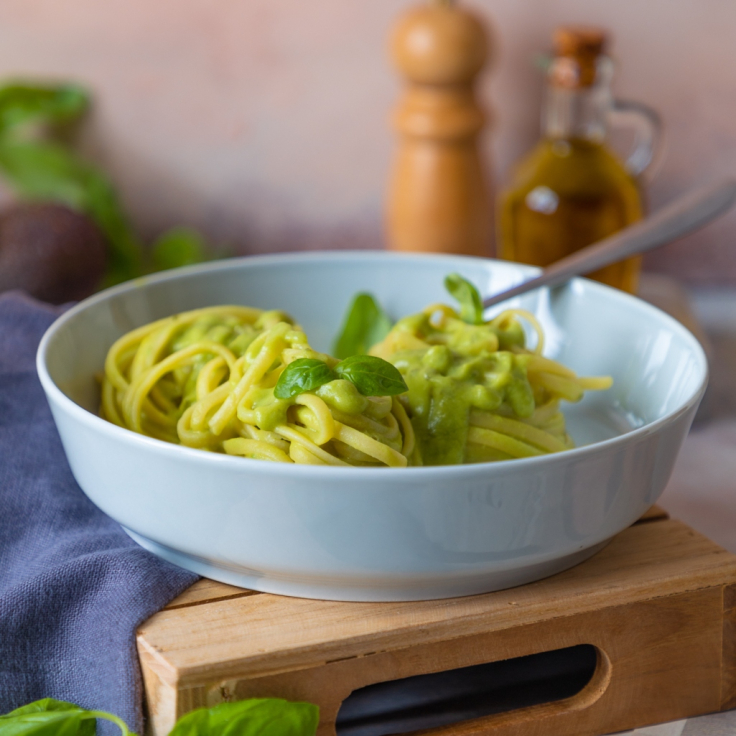 Ζυμαρικά με κρέμα αβοκάντο: Η εύκολη, κρεμώδης συνταγή έτοιμη σε 15 λεπτά